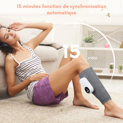 Femme utilisant un masseur pour mollets avec fonction de synchronisation automatique de 15 minutes. Elle est assise sur le sol, détendue, avec des écouteurs sur les oreilles.